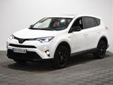 une Toyota RAV blanche garée dans une pièce au sol carrelé