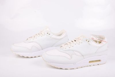 La Nike Air Max est une basket blanche ornée d'un imprimé floral sur la semelle.
