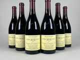 six bouteilles de vin rouge sont alignées