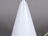 une lampe blanche en forme de cône posée sur une table