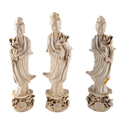 Trois statues représentant des femmes asiatiques sont représentées sur un fond blanc