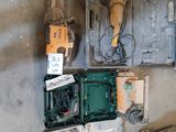 de nombreux boîtiers électriques et câbles sur le mur