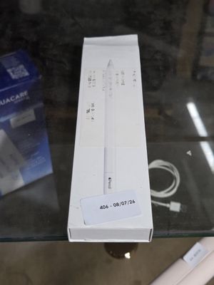 une boîte de télécommandes Wii posée sur une table en verre