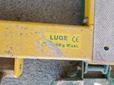 un gros plan d'une machine posée au sol