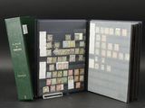 Deux livres sont ouverts sur une table ; on y voit des timbres.