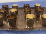 une photo d'un plateau recouvert d'une nappe bleue sur lequel sont posées six tasses