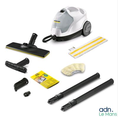 un aspirateur accompagné d'accessoires de nettoyage sur fond blanc