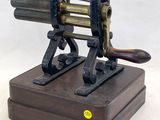 une petite machine posée sur un socle en bois