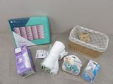 une boîte de produits pour bébés posée sur un lit
