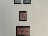 quatre timbres différents sur une feuille de papier représentant un homme