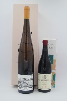 deux bouteilles de vin posées l'une à côté de l'autre sur une table