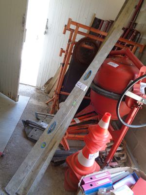 une photo d'une pièce dans laquelle se trouve une borne d'incendie