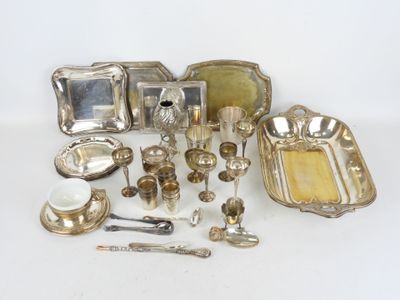 beaucoup d'objets en argent qui se trouvent sur la table