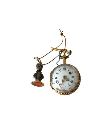 une horloge suspendue au bout d'une chaîne