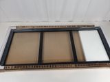 un gros plan sur la photo d'une fenêtre dans une boîte en carton
