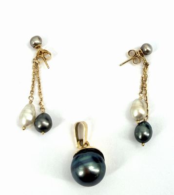 pair of black and white pearl earrings with gold chain