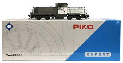un gros plan d'une boîte sur laquelle figure un train