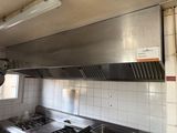 une cuisine équipée d'une cuisinière, d'un four et d'un évier