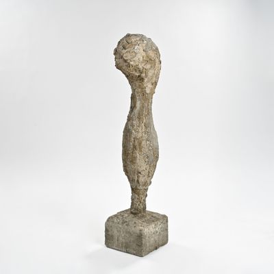 une image représentant une sculpture en pierre représentant la tête d'une femme posée sur un bloc