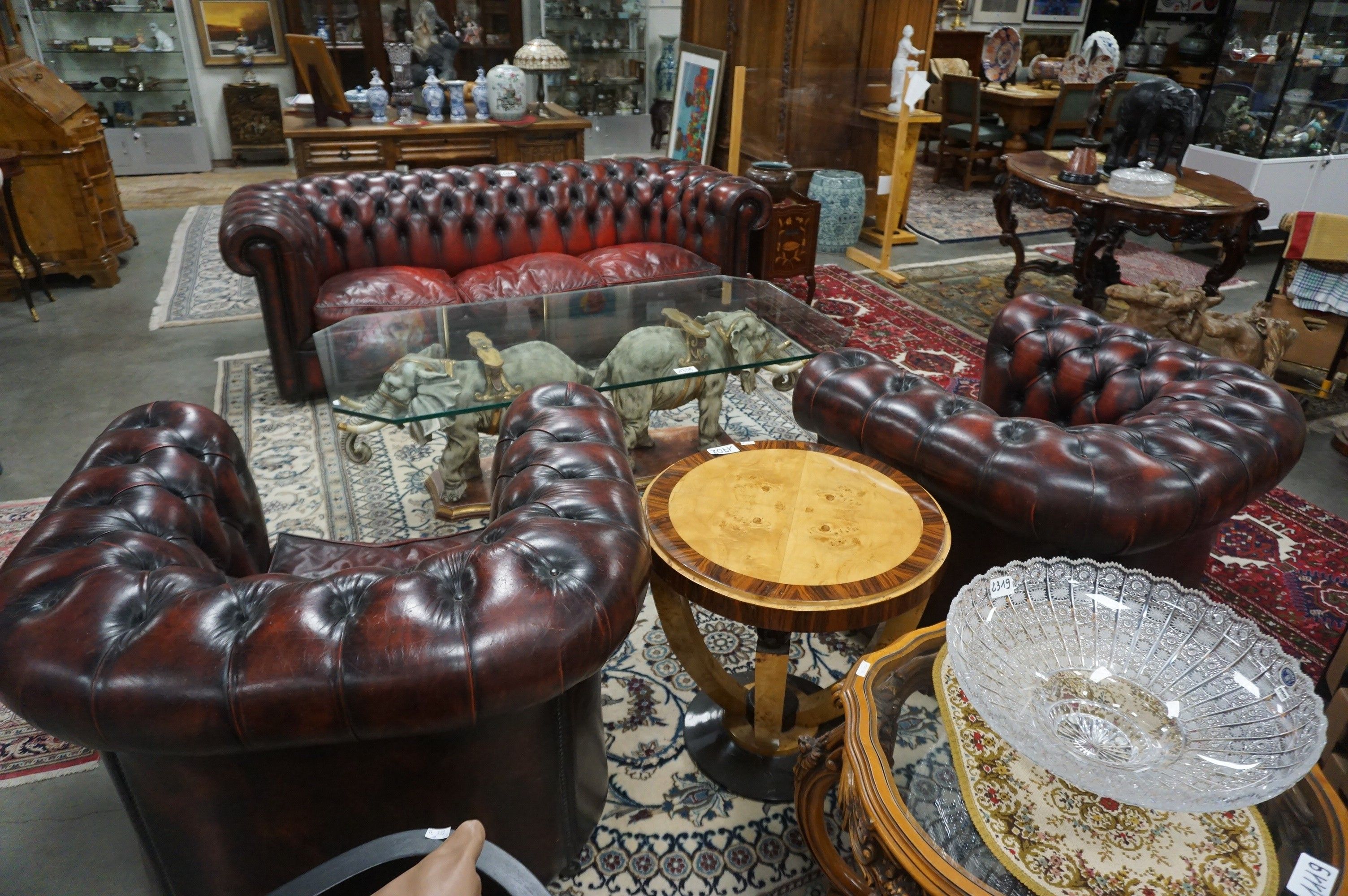 Joli ensemble de salon Chesterfield en cuir composé de trois…