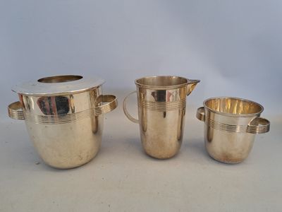quatre pièces d'argenterie, dont un pichet, une tasse et un pichet