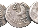 trois pièces de monnaie romaines anciennes, dont l'une représente une femme et l'autre un homme