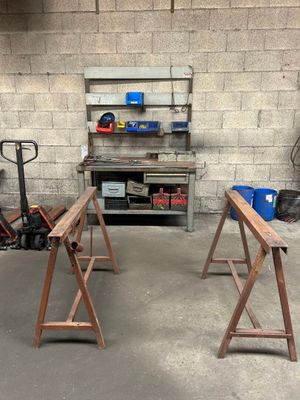 deux bancs en bois dans un garage, sur lesquels sont posés des outils