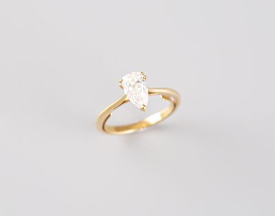 une bague de fiançailles en or sertie d'un diamant en forme de poire