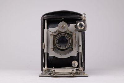 une vieille photo d'un vieil appareil photo sur fond blanc