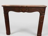 une table en bois avec un plateau et des pieds sculptés