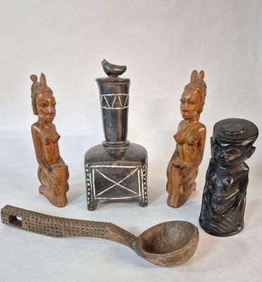 AFRIQUE Trois statuettes en bois sculpté, une cuillère et un…