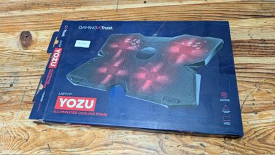 une photo d'une boîte de souris de jeu posée sur une table en bois