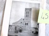 un vieux livre sur lequel figure l'image d'une église