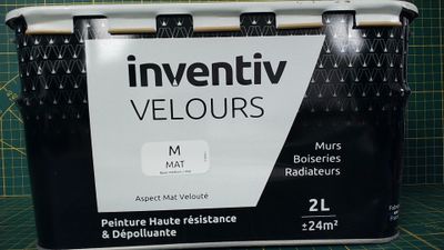 une boîte d'Inventitiv Velours posée sur une table