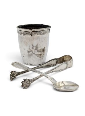une coupe en argent avec des cuillères à côté