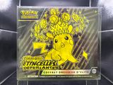 La carte à collectionner Pokémon est posée sur une surface noire