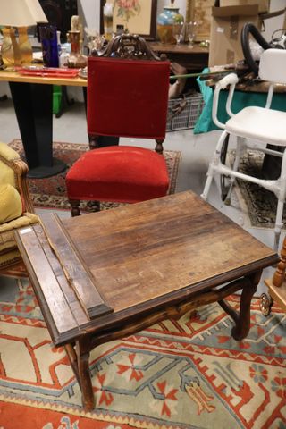 Chaise de style Louis XIII garni de velours rouge et Table basse ...