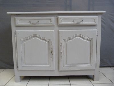 Buffet bas en chêne laqué gris patiné ouvrant par deux porte…