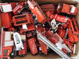 une boîte remplie de camions de pompiers et de camions jouets