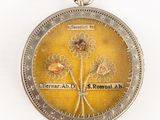 une photo d'une montre de poche sur laquelle figure une image