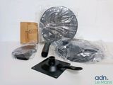 une photo montrant un ensemble d'objets posés sur une table
