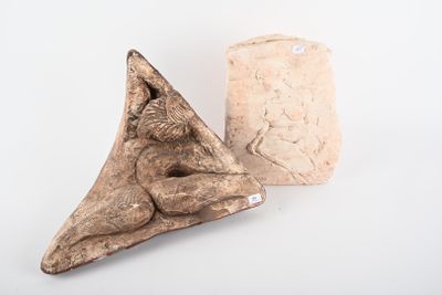 deux pièces de poterie posées sur une surface blanche