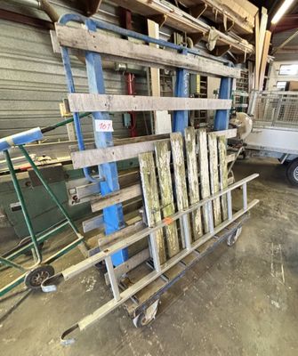 Certaines palettes sont empilées les unes sur les autres dans un entrepôt