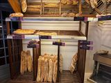 un présentoir de pains et de viennoiseries dans un magasin