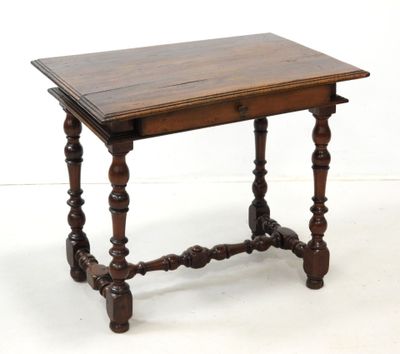 une petite table avec un plateau en bois sur fond blanc