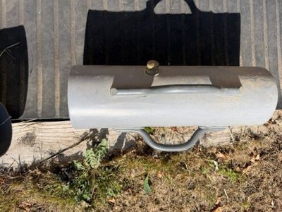 une valise posée contre le mur d'un immeuble