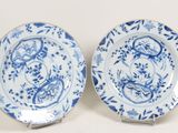 une paire d'assiettes bleues et blanches ornées d'oiseaux et de fleurs