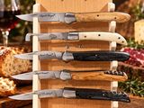 une présentation de couteaux et de pain sur une table