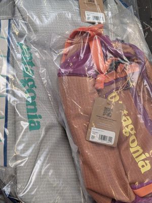 une pile de bagages emballés dans du plastique