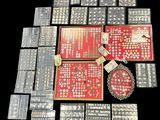 de nombreuses pièces d'argent et d'or dans une vitrine